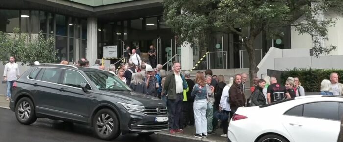 Am Tag der Urteilsverkündung zum Fall Michael Ballweg war der Eingang des Landgerichts von Sympathisanten belagert. Foto: Bildschirmfoto/Epoch Times