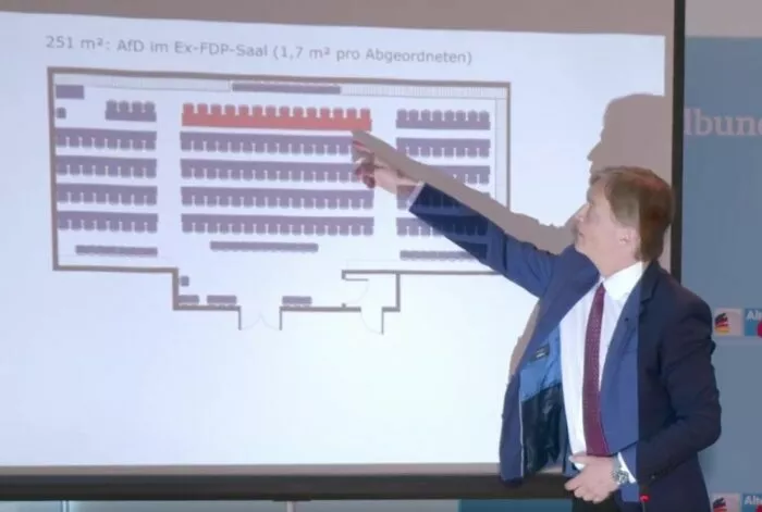Dr. Bernd Baumann (AfD) bemängelt die Platzverhältnisse im früheren Sitzungssaal der FDP-Fraktion. Foto: Bildschirmfoto/X/Epoch Times