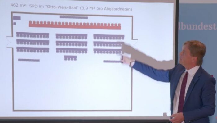 AfD-Parlamentsgeschäftsführer Dr. Bernd Baumann zeigt, wieviel Platz den 120 SPD-Abgeordeten im 462 Quadratmeter großen Raum S3-001 zur Verfügung steht. Foto: Bildschirmfoto/X/Epoch Times