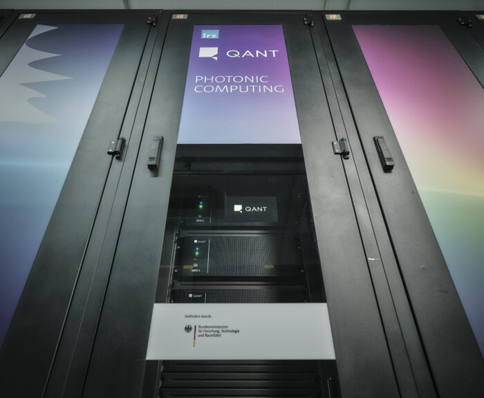 Der Native Processing Server (NPS) von Q.ANT ist jetzt integraler Bestandteil der Supercomputer-Infrastruktur im Leibnitz- Rechenzentrums