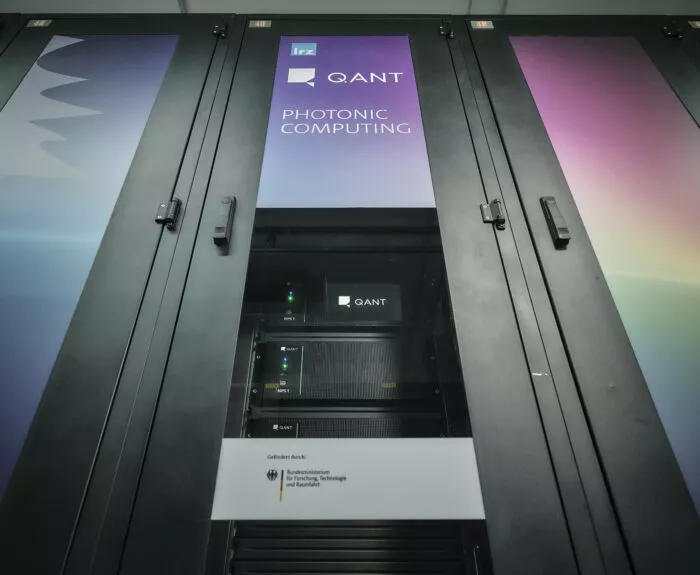 Der Native Processing Server (NPS) von Q.ANT ist jetzt integraler Bestandteil der Supercomputer-Infrastruktur im Leibnitz- Rechenzentrums