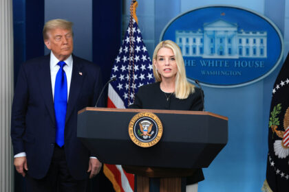 Debatte um Epstein-Akten: Trump mahnt zur Ruhe und verteidigt seine Justizministerin
