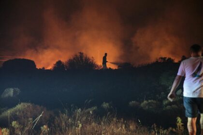Schnee im Nordosten der Türkei – Westen des Landes kämpft zeitgleich gegen Waldbrände