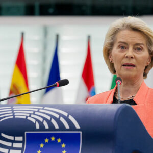 Von der Leyen verteidigt sich mit den Bildern von Bergamo und Verweis auf „lebensrettende Impfstoffe“