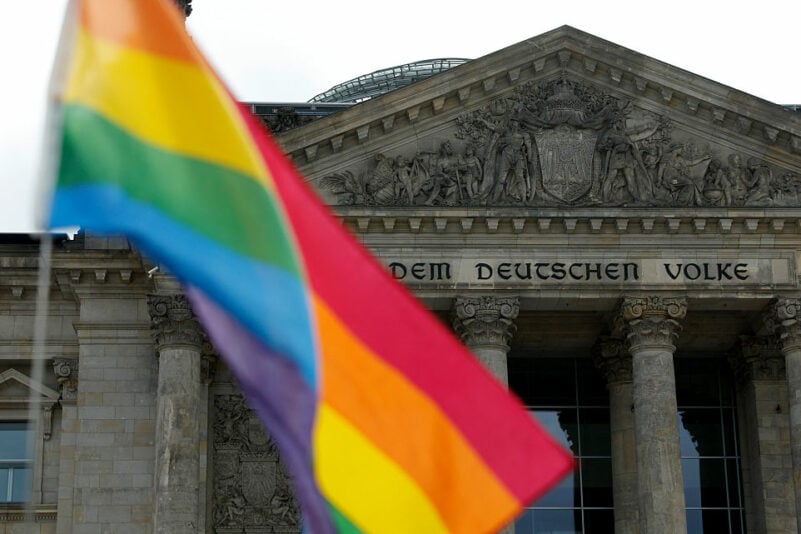 Bundestagspolizei-im-Einsatz-Abgeordnete-m-ssen-Regenbogenfahnen-entfernen