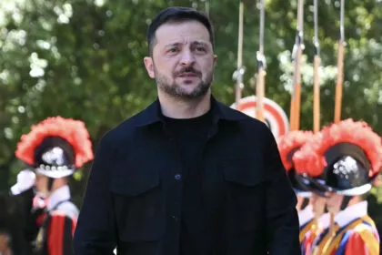 Selenskyj zu Ukraine-Wiederaufbaukonferenz in Rom eingetroffen