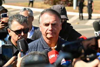 Oberstes Gericht Brasiliens: Ex-Präsident Bolsonaro muss Fußfessel tragen
