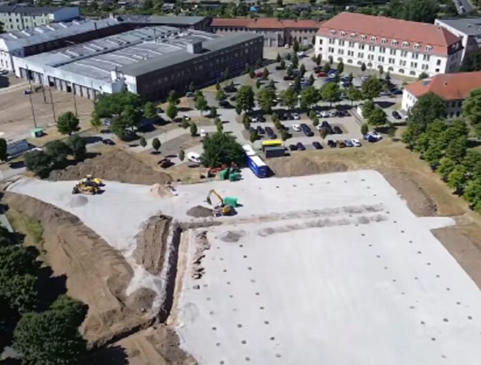Auf dem Jerichower Platz in Magdeburg wird derzeit eine Leichtbauhalle errichtet. In ihr soll der Prozess gegen den Todesfahrer vom Magdeburger Weihnachtsmarkt stattfinden. Foto: Bildschirmfoto/Facebook/Radio SAW