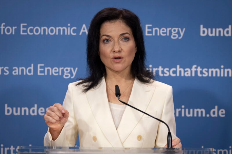 „So bekloppt wie simpel“: Reiche lässt deutsche Energiewende überprüfen