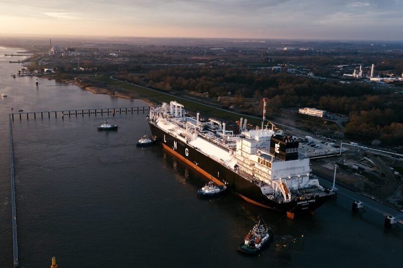 Die „Energos Force“ am Energiehafen Bützfleth bei Stade (Niedersachsen). Foto: DET/Kiekste Medienproduktion