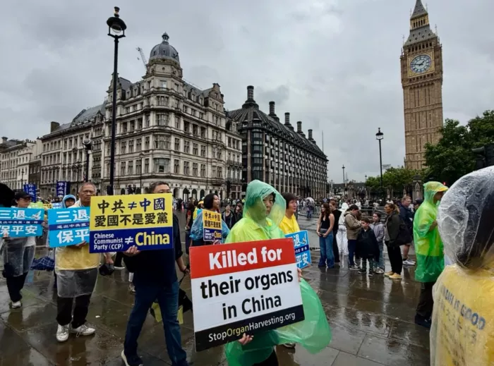 Eine Teilnehmerin zeigt ein Schild mit der Aufschrift: „Getötet für ihre Organe in China.“. Seit Jahrzehnten ist der anhaltende Organraub in China, vor allem an Falun Gong-Praktizierenden, ein weltweit diskutiertes Thema – zuletzt im US-Repräsentantenhaus, wo einstimmig das Falun-Gong-Schutzgesetz verabschiedet wurde. Foto: Qian Cheng/The Epoch Times