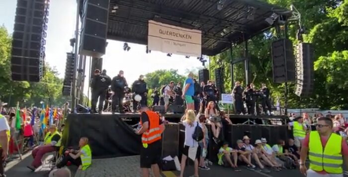 Die Berliner Polizei ließ am Samstagnachmittag des 1. August 2020 niemanden mehr auf die Bühne der „Querdenken-Demo“. Foto: Bildschirmfoto/dumm_gehalten