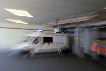 Rennauto in Frankreich kommt von Straße ab – Tote
