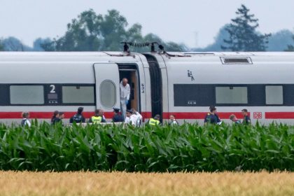 Hammerangreifer im Zug gestoppt: Passagier schlägt Täter mit Angriffswaffe nieder