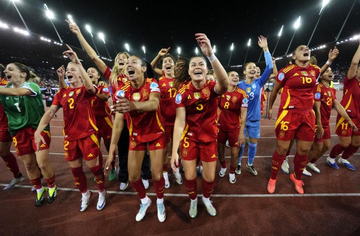Die spanischen Spielerinnen feiern den Sieg nach dem Halbfinale gegen Deutschland bei der EM in der Schweiz.