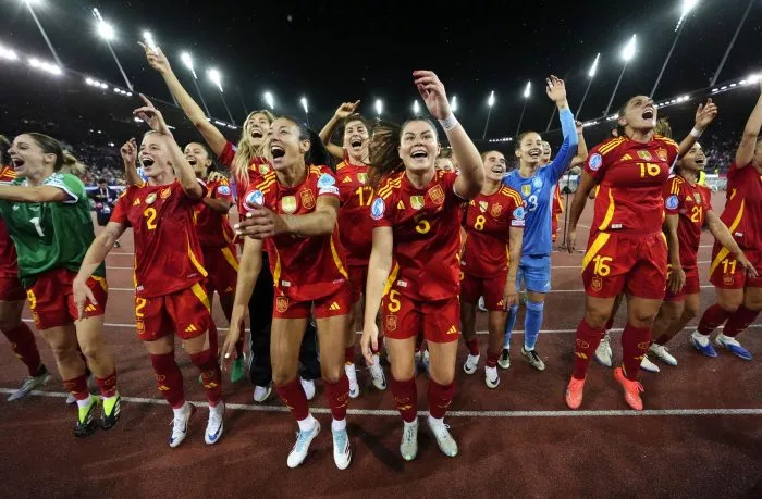 Die spanischen Spielerinnen feiern den Sieg nach dem Halbfinale gegen Deutschland bei der EM in der Schweiz.