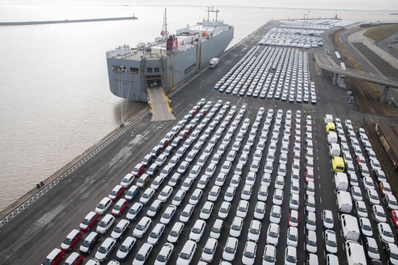 Fahrzeuge des VW-Konzerns vor der Verschiffung. Niedersachsen gehört zu den am härtesten betroffenen Ländern. (Archivbild)