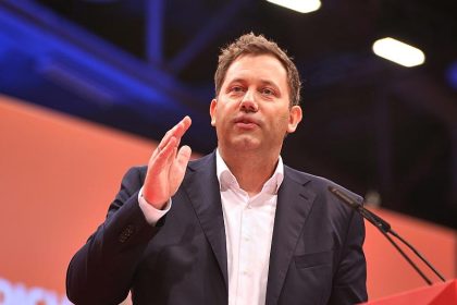 Haushalt 2026 beschlossen: Kritik von Linken, Grünen, AfD und Verbänden