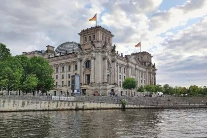 Umfrage: AfD zwei Prozentpunkte vor Union - Regierungskoalition im Rekordtief