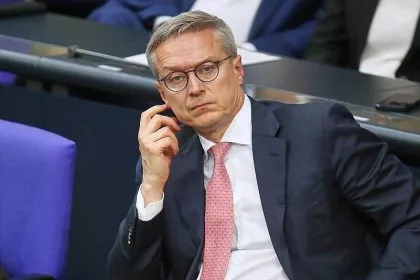 Digitalminister Wildberger offen für Altersgrenze bei Nutzung sozialer Medien