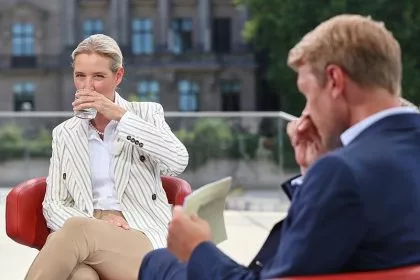 Proteste bei Weidel-Sommerinterview – Wagenknecht resümiert: „Eine Werbeveranstaltung für die AfD“