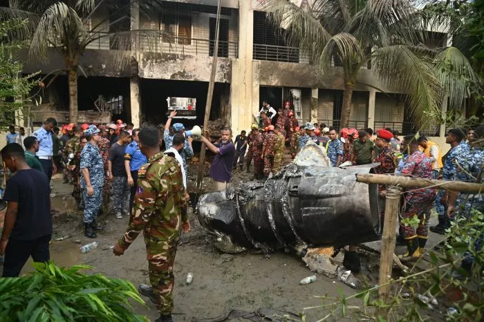 Rettungskräfte am Ort des Absturzes eines Militärjets in Dhaka.