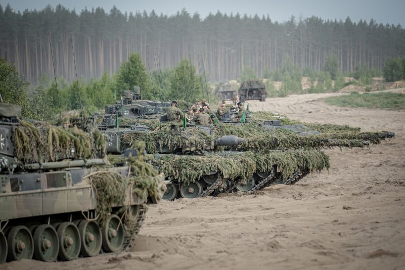 Leopard-2-Panzer der Bundeswehr bei einer Übung - die deutschen Streitkräfte sollen in den kommenden Jahren besser bewaffnet werden. (Archivbild)