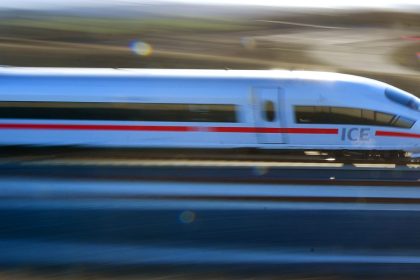 Verdacht auf Brandstiftung in Bahnunterführung – Verspätungen auf ICE-Strecke zwischen Berlin und München