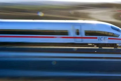 Verdacht auf Brandstiftung in Bahnunterführung – Verspätungen auf ICE-Strecke zwischen Berlin und München