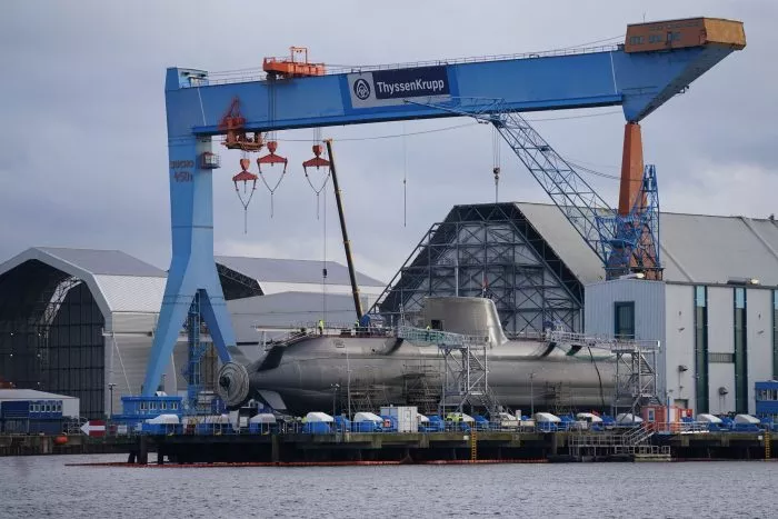 Blick auf die Kieler Werft von TKMS mit einem im Bau befindlichen U-Boot.