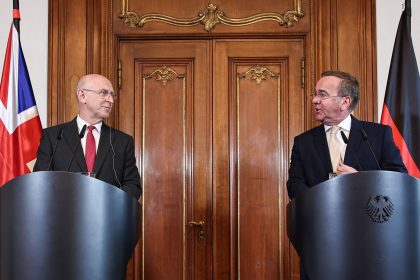 Deutschland gibt Geld und Großbritannien kauft ein: Schnellere Waffenlieferungen für Kiew