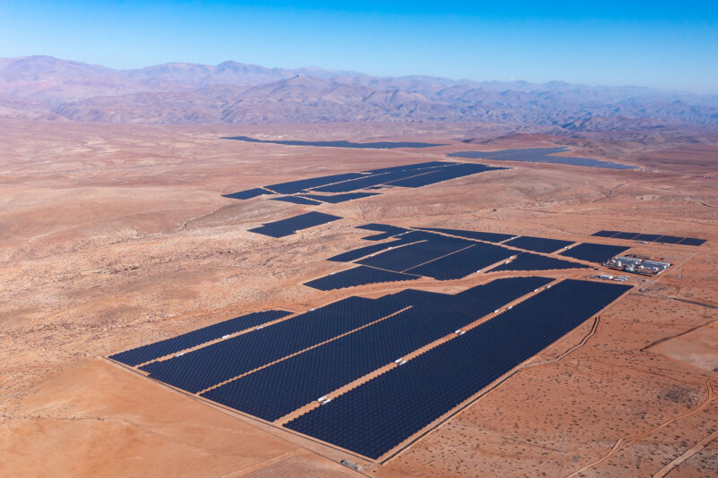 Selbst ein Luftbild kann die Ausmaße heutiger Solarparks kaum verdeutlichen. Um eine Energiekrise zu verhindern, wird die benötigte Fläche weiter steigen.