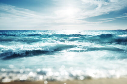 Wir gehen am Meer im tiefen Sand – von Max Dauthendey