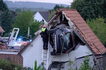 Auto kracht mithilfe von Trampolin ins Scheunendach – Siebenjähriger schwer verletzt