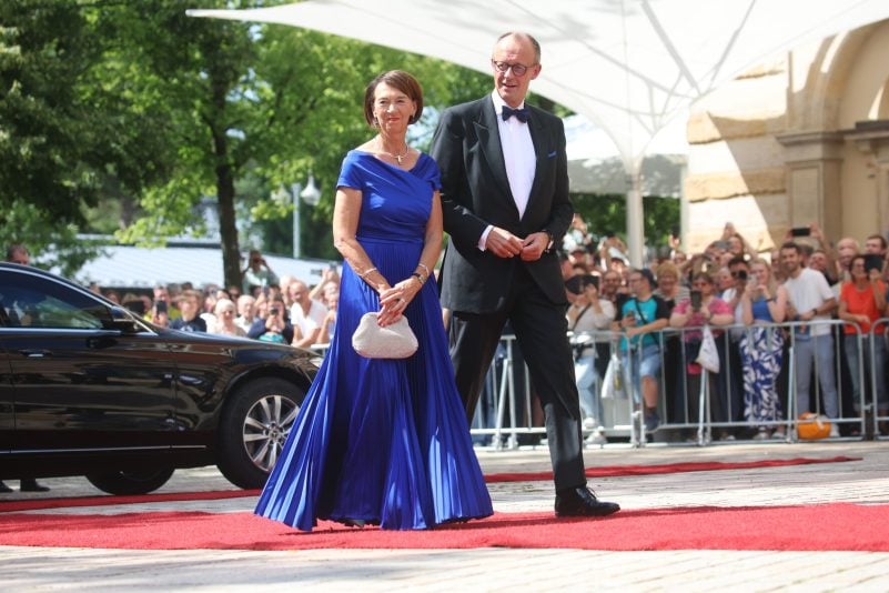 Charlotte und Friedrich Merz bei ihrer Ankunft.