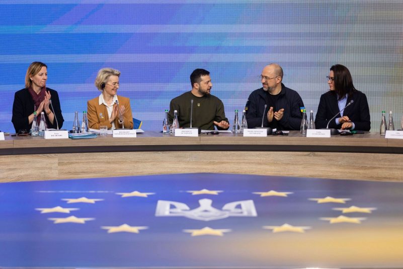 Der ukrainische Präsident Wolodymyr Selenskyj (Mitte) hat Vize-Ministerpräsidentin Swyrydenko (rechts im Bild) gebeten, die Regierungsbildung zu übernehmen. (Archivbild)
