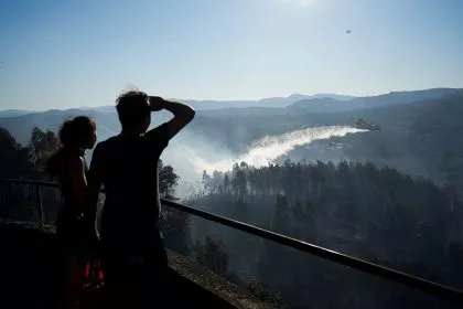 Großeinsatz gegen Waldbrand westlich von Madrid - 7 Feuer wüten in Portugal