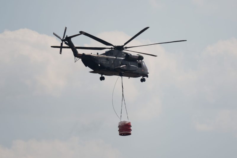 Auch ein Löschhubschrauber soll bei Tageslicht unterstützen, hieß es.