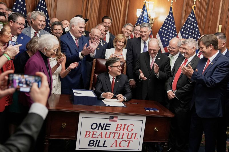 Der Sprecher des Repräsentantenhauses, Mike Johnson, umringt von seinen republikanischen Parteifreunden, unterzeichnet im Kapitol in Washington Trumps Steuer- und Ausgabengesetz "Big Beautiful Bill".
