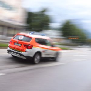 Auto erfasst Neugeborenes auf Parkplatz – Baby stirbt