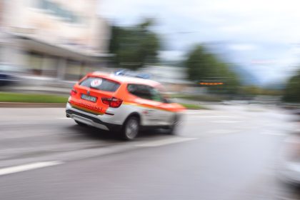 Auto erfasst Neugeborenes auf Parkplatz – Baby stirbt
