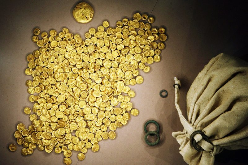 Der 3,7 Kilogramm schwere Kelten-Goldschatz wurde einst in einer Bodenvitrine im Museum in Manching ausgestellt. (Archivbild)