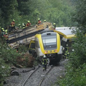 Erdrutsch wohl Ursache für Zugunglück: Waggons entgleist – Lokführer ist unter den drei Toten