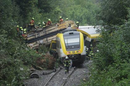 Erdrutsch wohl Ursache für Zugunglück: Waggons entgleist – Lokführer ist unter den drei Toten