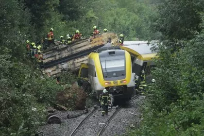 Erdrutsch wohl Ursache für Zugunglück: Waggons entgleist - Lokführer ist unter den drei Toten