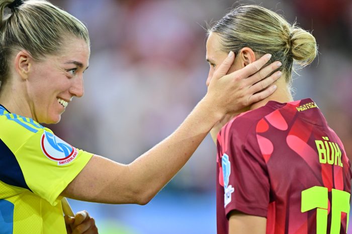 Schwedens Linda Sembrant tröstet ihre frühere Bayern-Kollegin Klara Bühl.