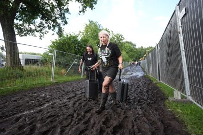 Nach Dauerregen: Wacken mit Schlamm und 3.000 Kubikmeter Hackschnitzeln