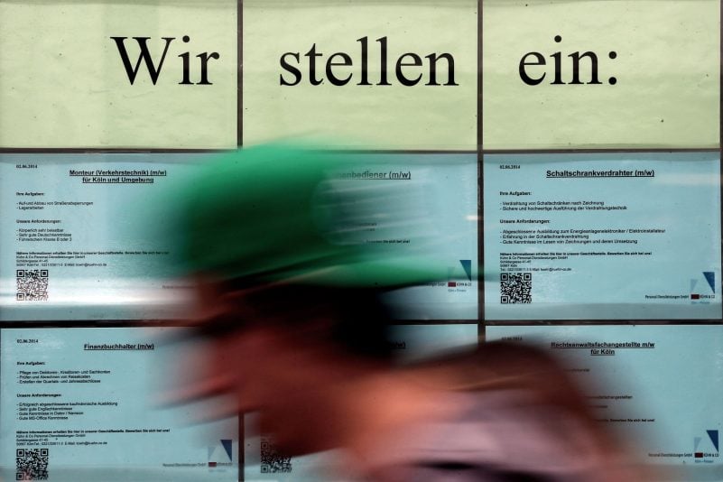 In so mancher Stellenanzeige wird mit besonderen Benefits um die Gunst neuer Beschäftigter geworben (Archivbild)