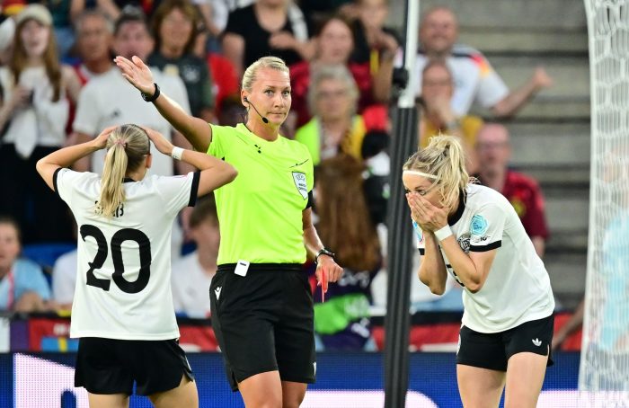 Runter, bitte: Schiedsrichterin Tess Olofsson schickt Kathrin Hendrich (r) vom Platz.