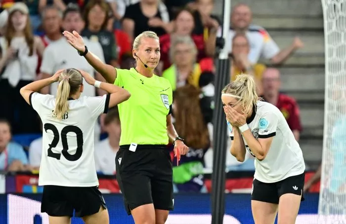 Runter, bitte: Schiedsrichterin Tess Olofsson schickt Kathrin Hendrich (r) vom Platz.